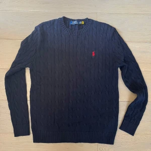Ralph lauren knit - Skick: 9/10 (använd fåtal gånger)                      Färg: Navy                                                         Storlek: M Äkta: Ja den är köpt i Ralph Lauren butiken i ”Mall of Scandinavia”                         Defekter: Nej inga defekter.                                                                  Tags: Tyvärr Inga tags kvar.                                    Vid frågor är det bara att höra av sig🤝 //doggelangelo