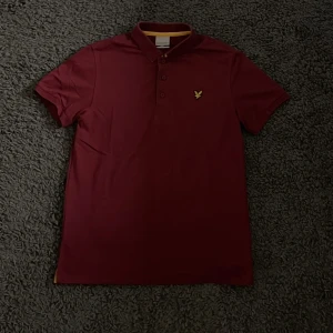 Piké röd - Lyle & Scott piké. Storlek S