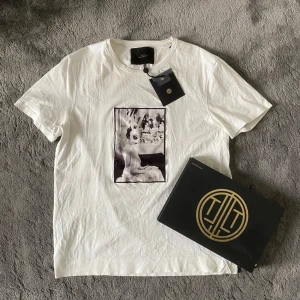 Limitato t-shirt - Tja! Säljer nu denna riktigt schyssta limitato t-shirten! Den är i storlek S! Den är i fint skick! På bilden är Ellen Von Unwerth som var en av dem största mode fotograferna under 1991-2000 talet! Tishan är perfekt inför sommaren! Allt og medföljer vid köp! Tags, certifikat, box och mer papper! 