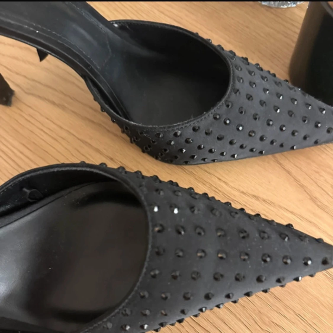 Svarta pumps med nitar och spetsig tå - 1