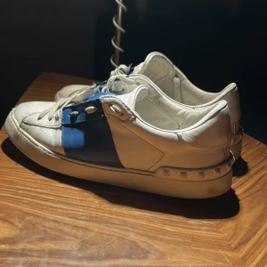 Valentino open  - Ett par sjukt snygga valentino open som går att matcha till riktigt feta outfits. några defekter  fram på skon därav priset. Hör av dig vid funderingar ! Box ingår såklart !