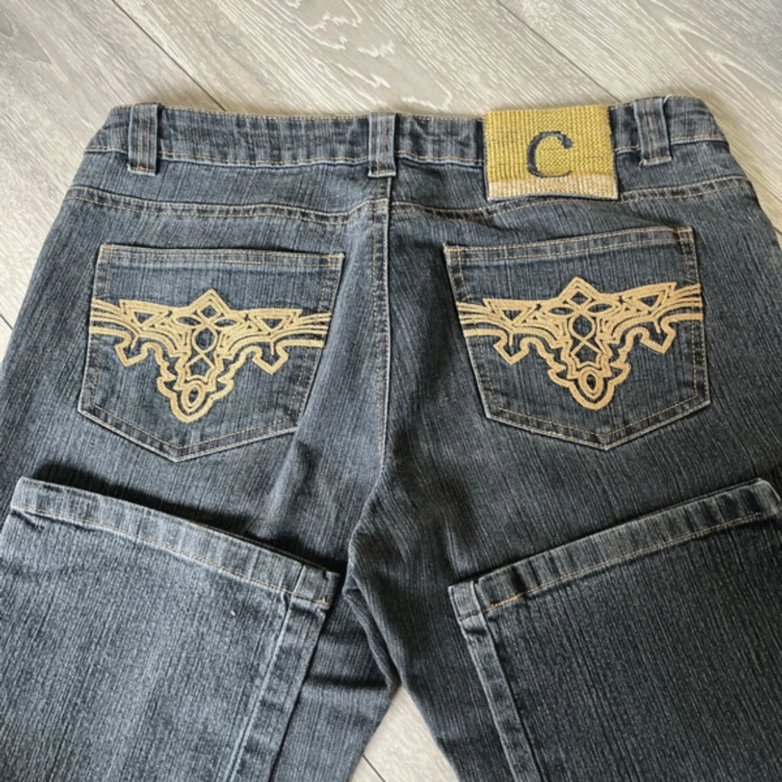 Grå jeans från Central Jeans med brodyr