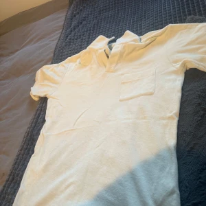 Beige frotté tröja& marinblå half zip-tröja - Säljer en beige pikétröja i frotté med kort ärm och bröstficka, samt en marinblå långärmad tröja i manchester med half zip och bröstficka. Båda har klassisk krage och passar perfekt för en clean och stilren look. 200 kr Styck