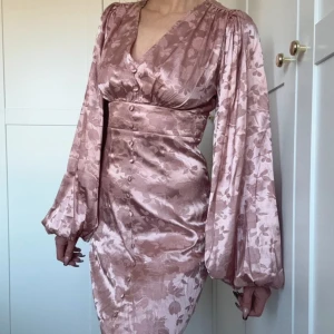 Kort klänning - Kort klänning med puffiga armar och indragen midja☺️