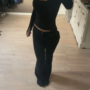 Svarta bootcut jeans från Gina Tricot - Säljer ett par svarta bootcut jeans från Gina Tricot, modell Perfect Jeans. De är högmidjade med klassisk femficksdesign och har en snygg, utsvängd passform. Jeansen är i stretchigt denimtyg som sitter bekvämt och ger en schysst siluett.