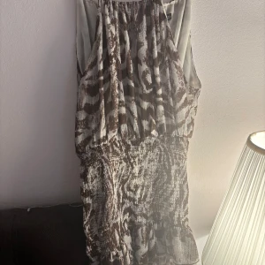 Brun zebra klänning Zara  - Populär och eftertraktad zebra klänning ifrån Zara i storlek XS, går inte att få tag på längre. Säljer då den aldrig kommer till användning därav inga defekter och som ny☺️