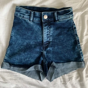 shorts - Snygga blå jeansshorts från H&M med hög midja och uppvikta ben. Väldigt bekväma, stretchiga och har en fin passform. Endast använda ett fåtal gånger. Säljer pga att dom är för små på mig nu. Pris kan diskuteras! 