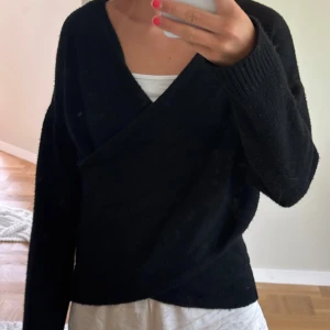  omlotttröja - Jätte söt omlott tröja som passar till olika tillfällen 