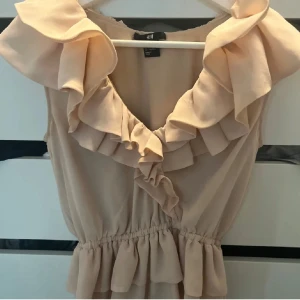 volangtopp H&M - Rosa volang topp från hm, jättefin!!💕💕