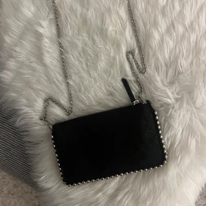 Zara väska  - Säljer denna handväska / axelremsväska från Zara då den tyvärr inte kommer till användning. Den är endast använd några få gånger och därför i superbra skick. Perfekt för att avlasta med greker året runt. Även en bra storlek för att rumma både telefonen och fler saker. Tveka inte att höra av er vid frågor och lägg gärna prisförslag!!