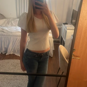 Topp från only - Supersöt vit ribbad topp från only med v-ringning, puffiga korta ärmar och knyt i ryggen. Tyvärr finns det ingen lapp i den men den är i storlek xs🤍