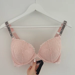 Victoria Secret Bh - BH från Victoria Secret! Självklart äkta och superfint skick! Storlek 80C💕Har superfina glittrande stenar på banden🫶🏻Buda gärna🥂