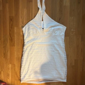 Vit spetsklänning från H&M - Säljer en vit klänning med spets. Helt ny med tags, säljer då jag köpte fel storlek 🥲 Klänningen har djup v-ringning och har ett elegant mönster i tyget. Perfekt för sommarens tillfällen eller studentfirande 🤍 skriv privat om du har några frågor 🤍
