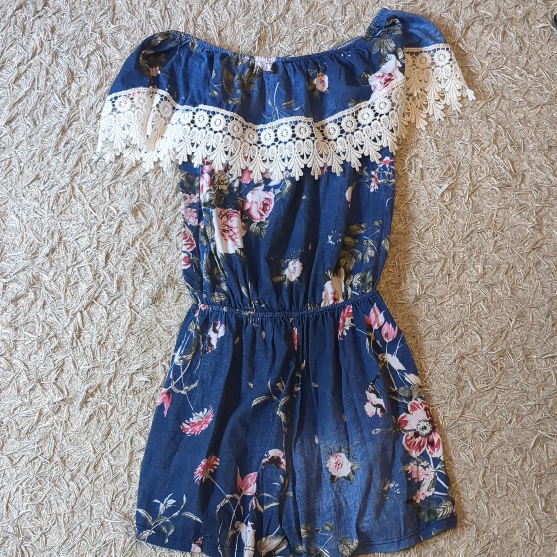 Blommig blå byxdress med spets - 1