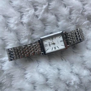 Silverfärgad klocka  - Helt ny!