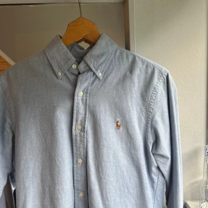 Ralph Lauren Skjorta - Tja säljer denna feta Raffe skjorta! Riktigt snygg och skön passform! Con 9/10, inga defekter! Passform: 160-175cm, 50-70kg. Skriv för frågor & funderingar
