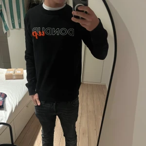 Svart tröja från Dondup - Snygg svart tröja från Dondup med vit och orange text på bröstet. Den är i extremt bra skick passar M men är man S eller till och med L kan man ha den