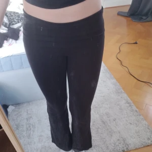 Svarta yoga pants Gina Tricot - Säljer ett par yoga pants från Gina Tricot. Mjukt och stretchigt material som sitter skönt hela dagen. Inga defekter, det är spegeln som är smutsig💕