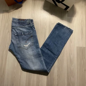Dondup jeans  - Säljer ett par riktig feta dondup jeans! Modell:Slimfit, skick 8/10, storlek 30! Trendigaste jeansen på marknaden! Vid minsta fundering kontakta oss!