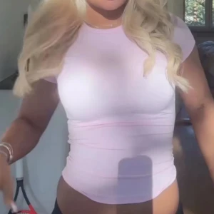 Rosa tröja  - En jätte söt rosa tröja som jag har använt ca 2 gånger, säljer pga kommer inte till användning och jag vill tjäna pengar 💗