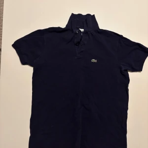 Lacoste piké - Snygg Lacoste piké i storlek y16 men skulle säga den sitter som en s-xs. Inga defekter.