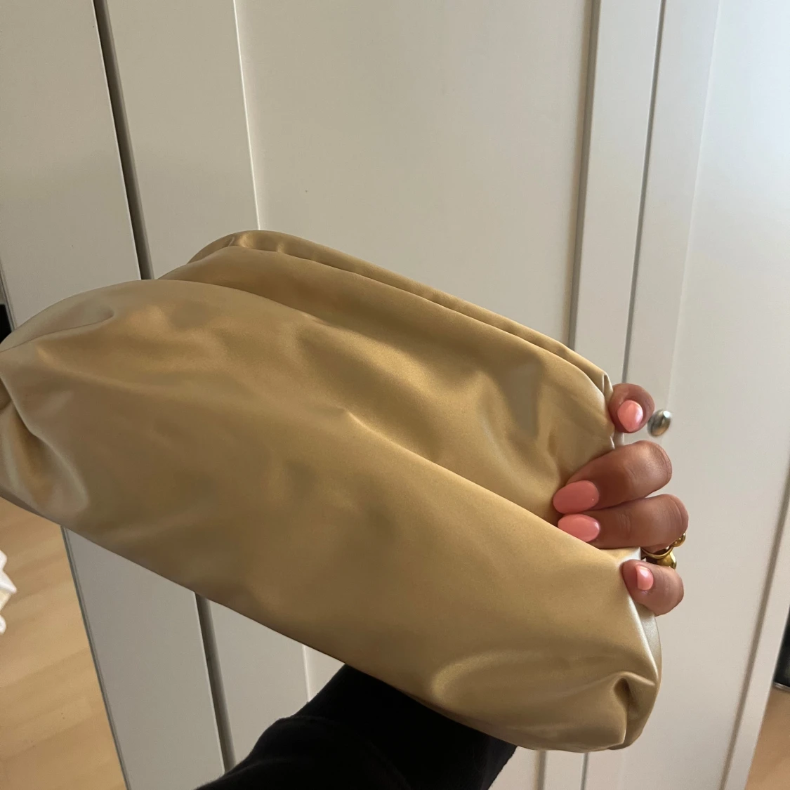 Champagnefärgad kuvertväska i satin - 1