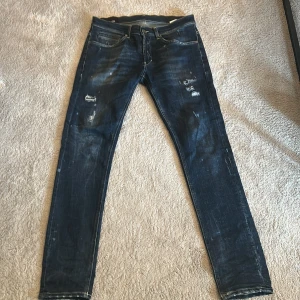 Dondup george jeans - Dondup george jeans. Storlek 31. Använda fåtal gånger, skick 10/10. Finns inga synliga defekter. Hör av dig vid frågor!