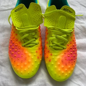 Nike magista fotbollsskor  - Säljer dessa Nike magista i mycket bra skick. Storlek 44, pris går att förhandla vid snabb affär! Mycket sällsynta skor. 