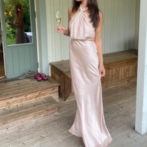 Ljusrosa siden klänning  - Köpt på plick. Inte mina bilder då bilderna är från förra annonsen! Oavsett så säljer jag denna fina rosa klänningen då jag har för många balklänningar hemma. Perfekt till bal eller bröllop. 