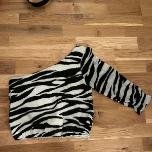 one shoulder top - säljer den här jätte snygga oanvända toppen, den är i storlek 158/164 men passar XS/S😊