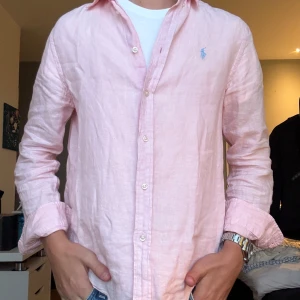 Ralph lauren skjorta  - Säljer denna tvärfeta skjorta från Polo Ralph Lauren för bara 529kr! Skjortan är i linne och i super skick kan samt användas mycket framöver! Axelbredd: 45,5 Längd: 67,5