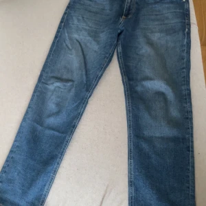 Jack and Jones premium  - Ett par mellanblåa jeans från Jack and Jones i regular fit i 32/30. Endast använda vid ett fåtal tillfällen.