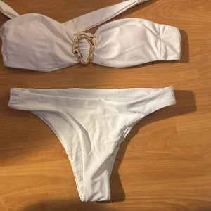 Vit bandeau bikini med gulddetalj - Aldrig använt (köpte online och den var för liten)