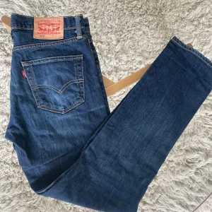 Levi’s 508 - Säljer ett par snygga Levi’s jeans med snusdose märkning på bakfickan | Storlek: W30/L32 | Skick: 8/10 | Mått: Midjebredd: 41cm | Längd: (från midjan) 101cm | Nypris: 999kr | Mitt pris: 229kr | Svarar gärna på frågor privat!