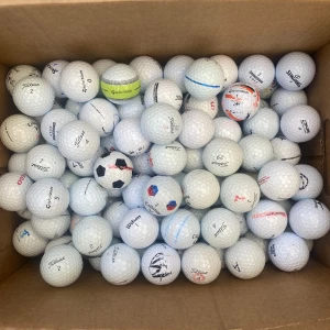 Golfbollar  - Hej, säljer nu lite golfbollar från olika märken och olika skick. Titleist  Titleist bollar ProV1, Truefeel, Toursoft och NXT Tour. 44 st. Bra skick.   Callaway  Callaway bollar ChromeTour, Supersoft. 21 st. Bra skick.   Wilson  Wilson bollar blandade, Duosoft, Ultra, DX2. 16 st. Bra skick.   Bridgestone  Bridgestone bollar. 8 st. Ny skick.   Srixon  Srixon bollar blandade. AD333, Srixon Softfeel, Distance. 12 st. Bra skick.   TourSpecial  TourSpecial. 4 st. Nyskick   Nike  Nike bollar. 5 st. B