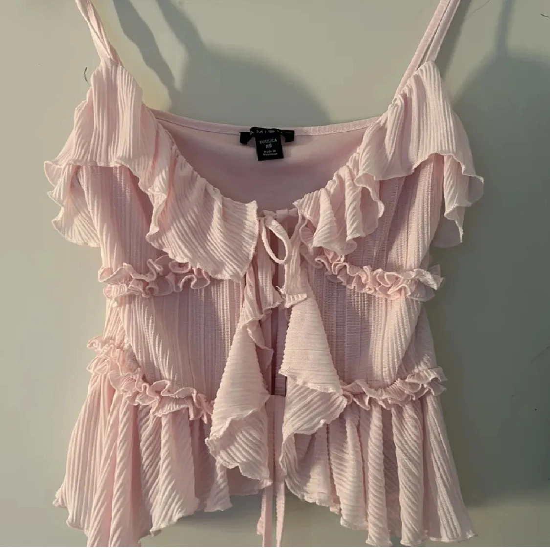 Ljusrosa volangig linnetopp med knyt