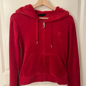 Röd juicy couture jacka - Jätte fin röd zip up från juicy couture💞 köpt för 1200kr och bara använd ett fåtal gånger. Se bilder för tecken på användning! Men annars precis som ny!