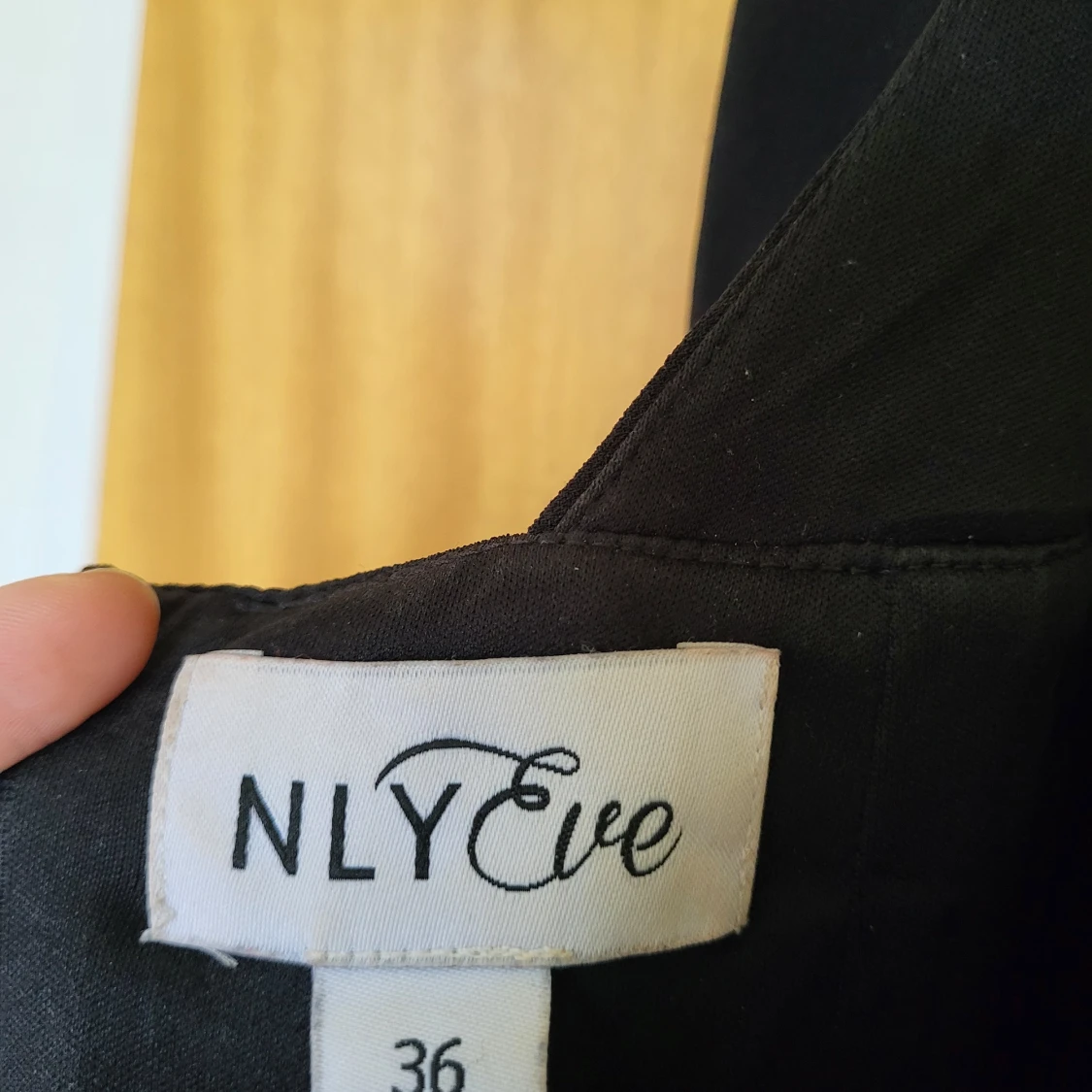 Svart långklänning med spetsdetaljer - 4