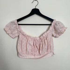 Crop top med off shoulder ärmar - Gullig somrig topp!