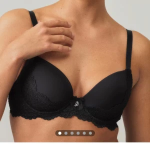 Svart spets-bh från cubus B80 - Snygg svart bh från Cubus med vadderade kupor och fina spetsdetaljer längs kanterna. Axelbanden är justerbara. St B80 och rätt så ny, endast använd få tal gånger. Har flera likadana ifall du är intresserad av flera eller om de är fler som är intresserade. Ordinarie pris 249:-   Finns fler färger i profilen om du är intresserad!