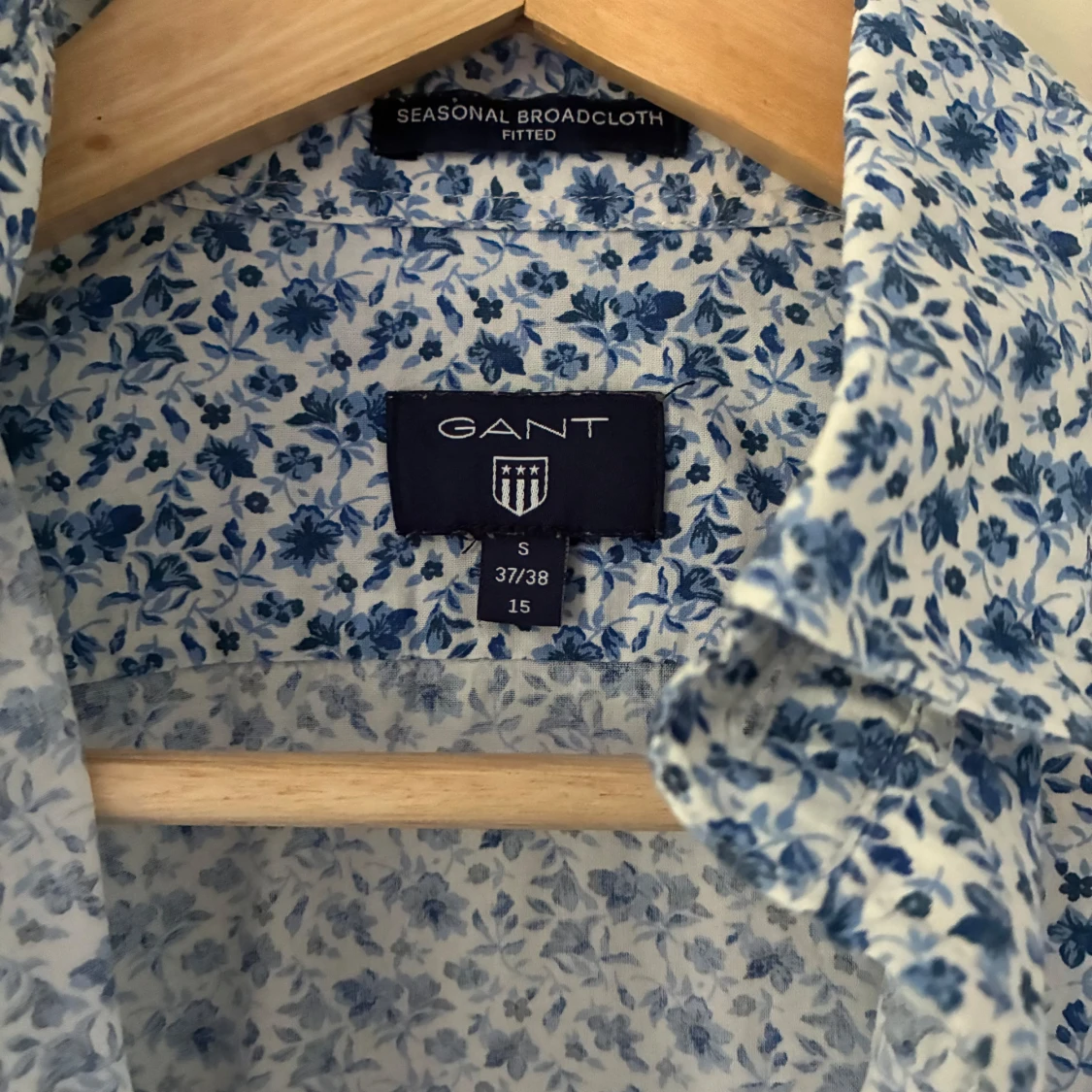 Blommig skjorta från GANT, vit/blå - 1