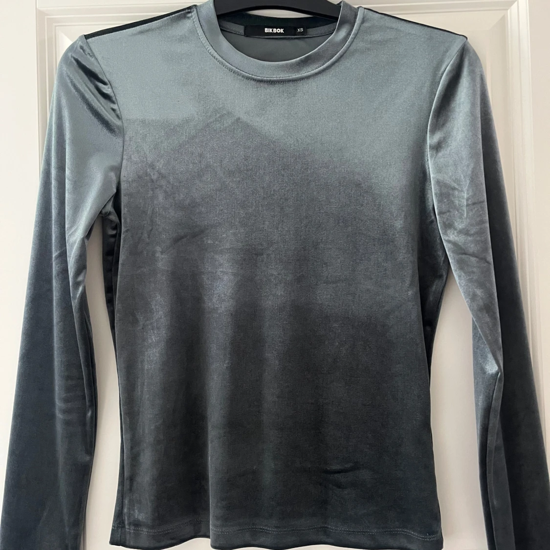 Mörk grön sammetslångärmad tröja Bik Bok