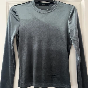 Mörk grön sammetslångärmad tröja Bik Bok - Långärmad tröja i mörk grön sammet från Bik Bok. Tröjan har en klassisk rund halsringning och sitter figurnära utan att vara för tight. 