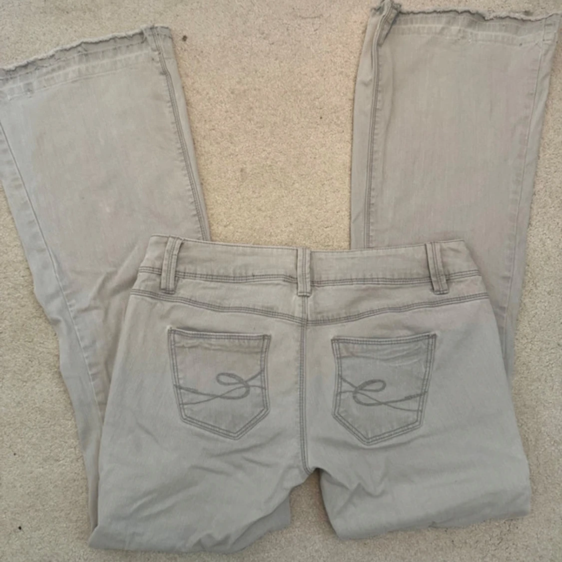 Gråa lågmidjade jeans  - 3