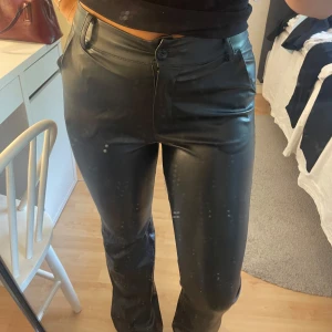 Svarta skinnbyxor  - Svarta skinnbyxor från madlady. Väldigt sköna och i bra skick. 