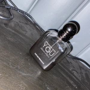 Emporio Armani Stronger With You - PARFYMEN ÄR SLUT I FLASKAN. Emporio Armani Stronger With You Absolutely är en herrparfym i en stilren glasflaska med svart toning och rund svart kork. Flaskan har en modern, maskulin design och rymmer 50 ml. Perfekt för dig som gillar exklusiva och intensiva dofter.