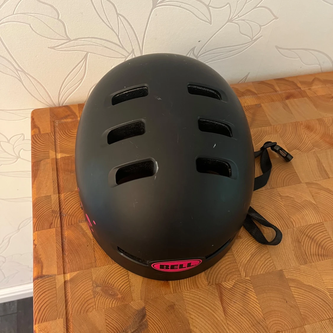 Svart cykelhjälm med rosa detaljer  - 3