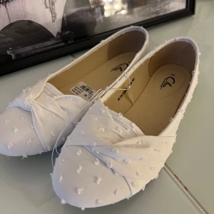 Vita ballerinaskor med knut från skopunkten  - Vita oanvända ballerina skor från skopunkten💓