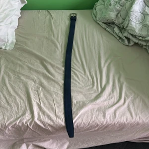 Mörk blåt mocka bälte från one wear  - Säljer ett bälte från one wear (90Cm). Köpt för 300kr från one wear. Knappt använt eftersom de är för litet.