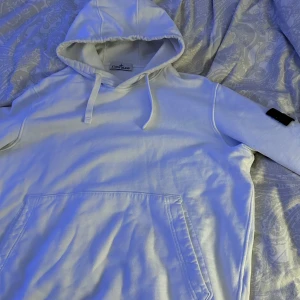 Vit hoodie  Stone Island - Väldigt fin Stone Island hoodie som är i princip nyskick, använd 3 gånger Storlek L Ordinarie pris 3200 Priset kan såklart diskuteras vid snabb affär 